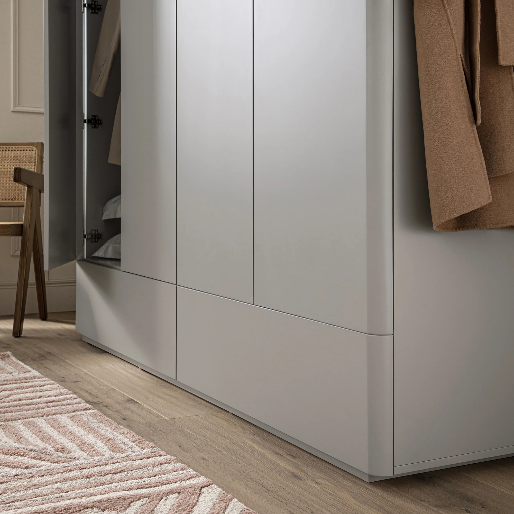 Agnes Curved Edge 4-Door Wardrobe, Dove Grey with Oak Top - Image 5