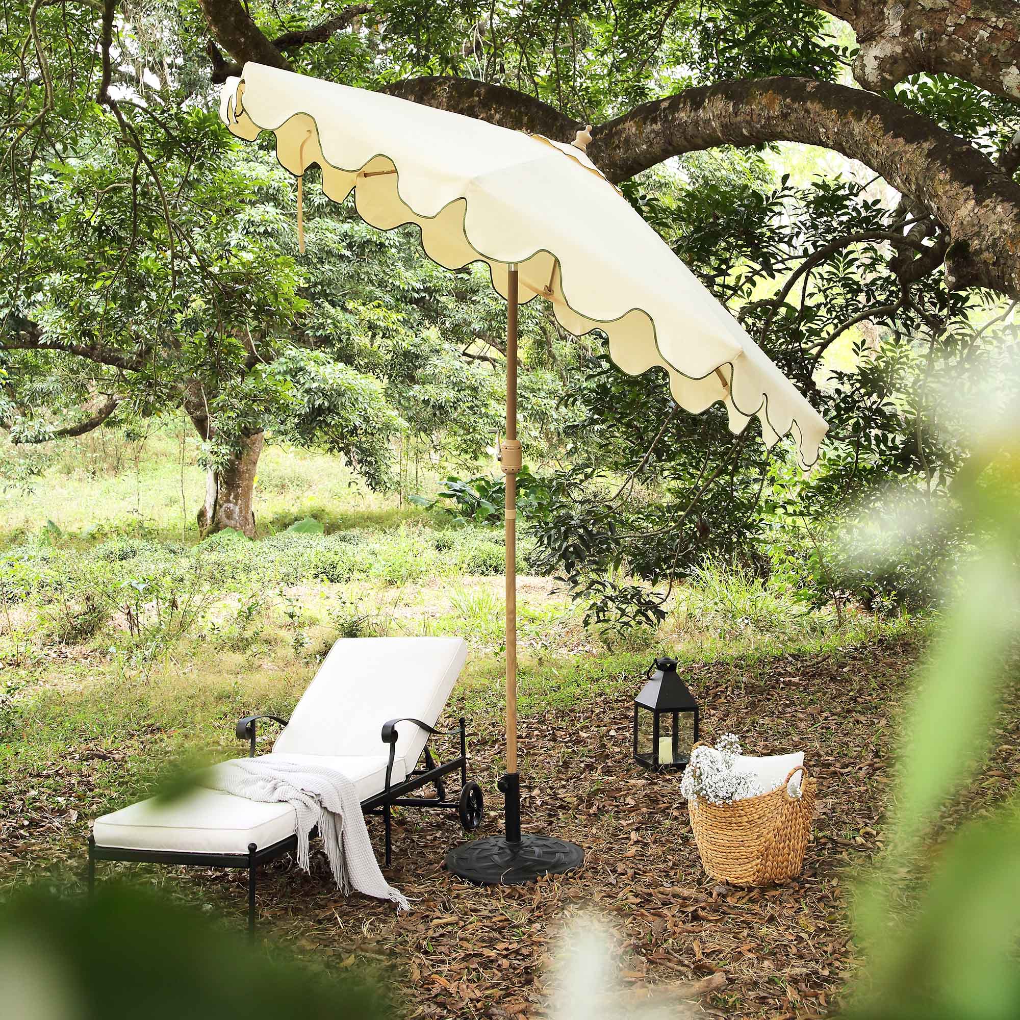 Beige 2.6M Octagonal Crank and Tilt Parasol with Grass Green Scalloped Edge - Image 2