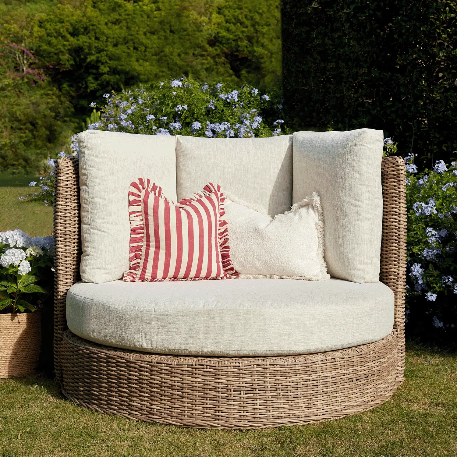 Bellagio Round Wicker Swivel Daybed, Natural - Image 2
