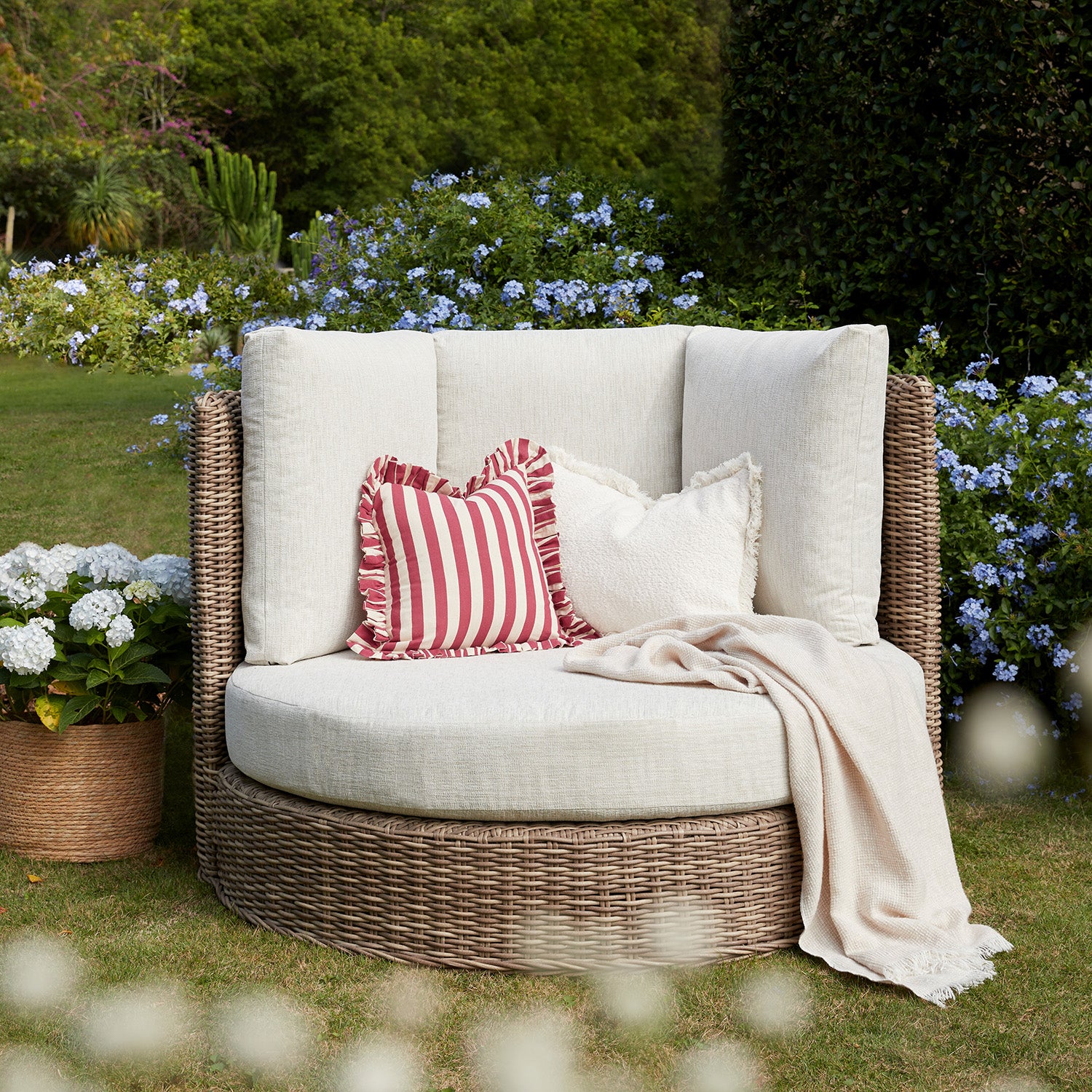 Bellagio Round Wicker Swivel Daybed, Natural - Image 3