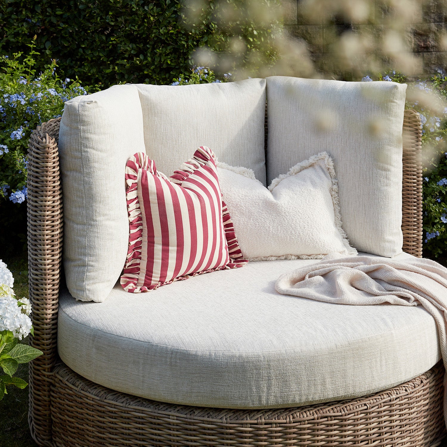 Bellagio Round Wicker Swivel Daybed, Natural - Image 4