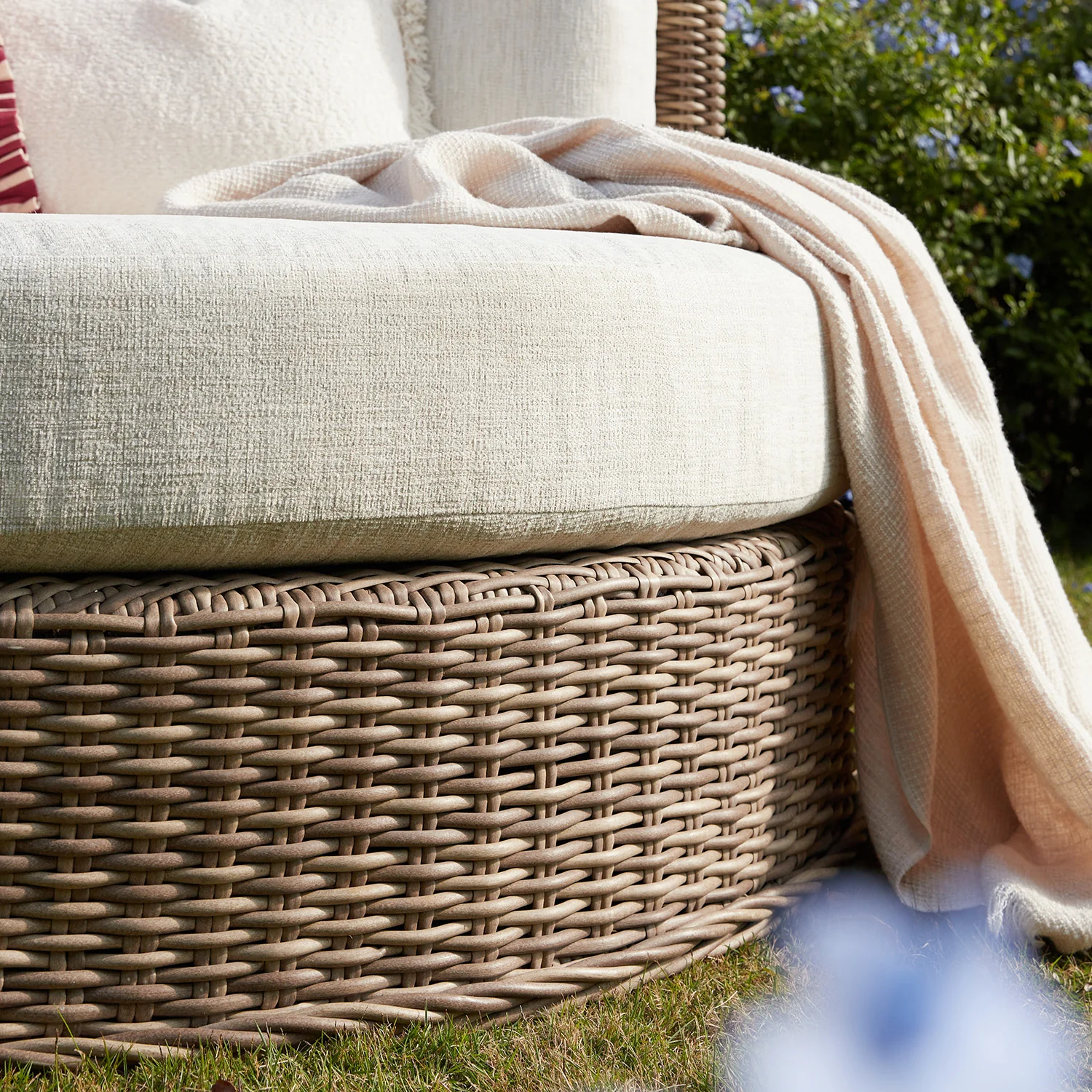 Bellagio Round Wicker Swivel Daybed, Natural - Image 5