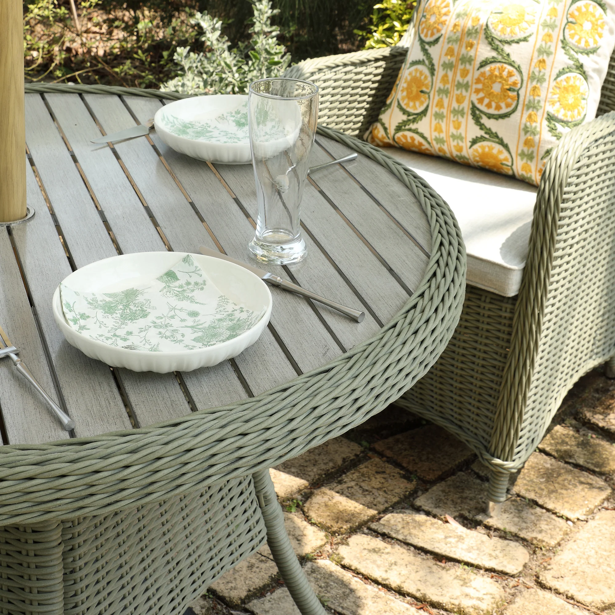 Hampshire 4-Seater Round Wicker Rattan Dining Set, Desert Sage - Image 5