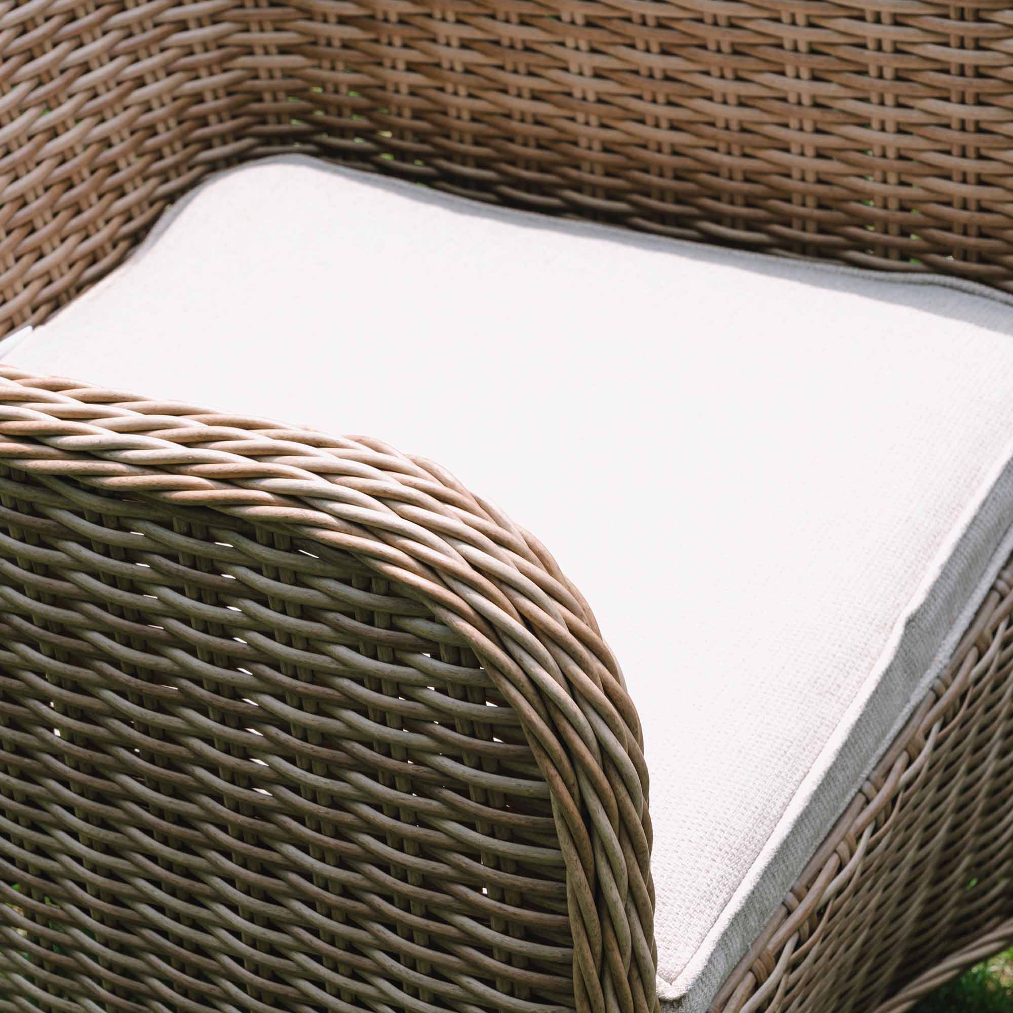 Hampshire 4-Seater Round Wicker Rattan Dining Set, Natural - Image 4
