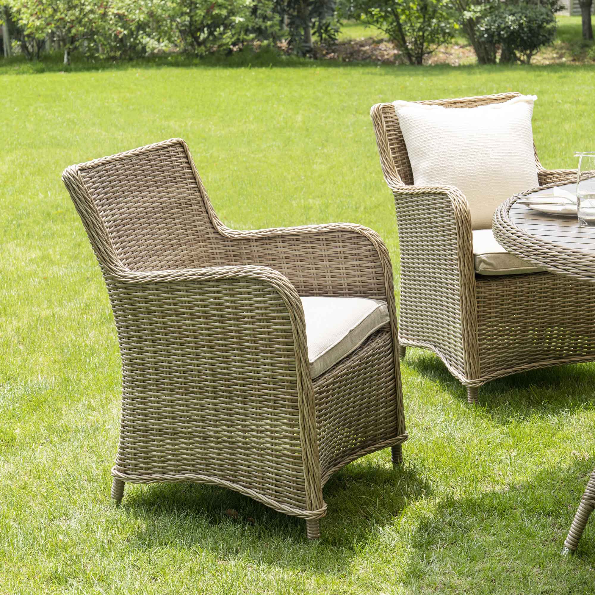 Hampshire 6-Seater Round Wicker Rattan Dining Set with Lazy Susan & Ice Bucket, Natural - Image 7