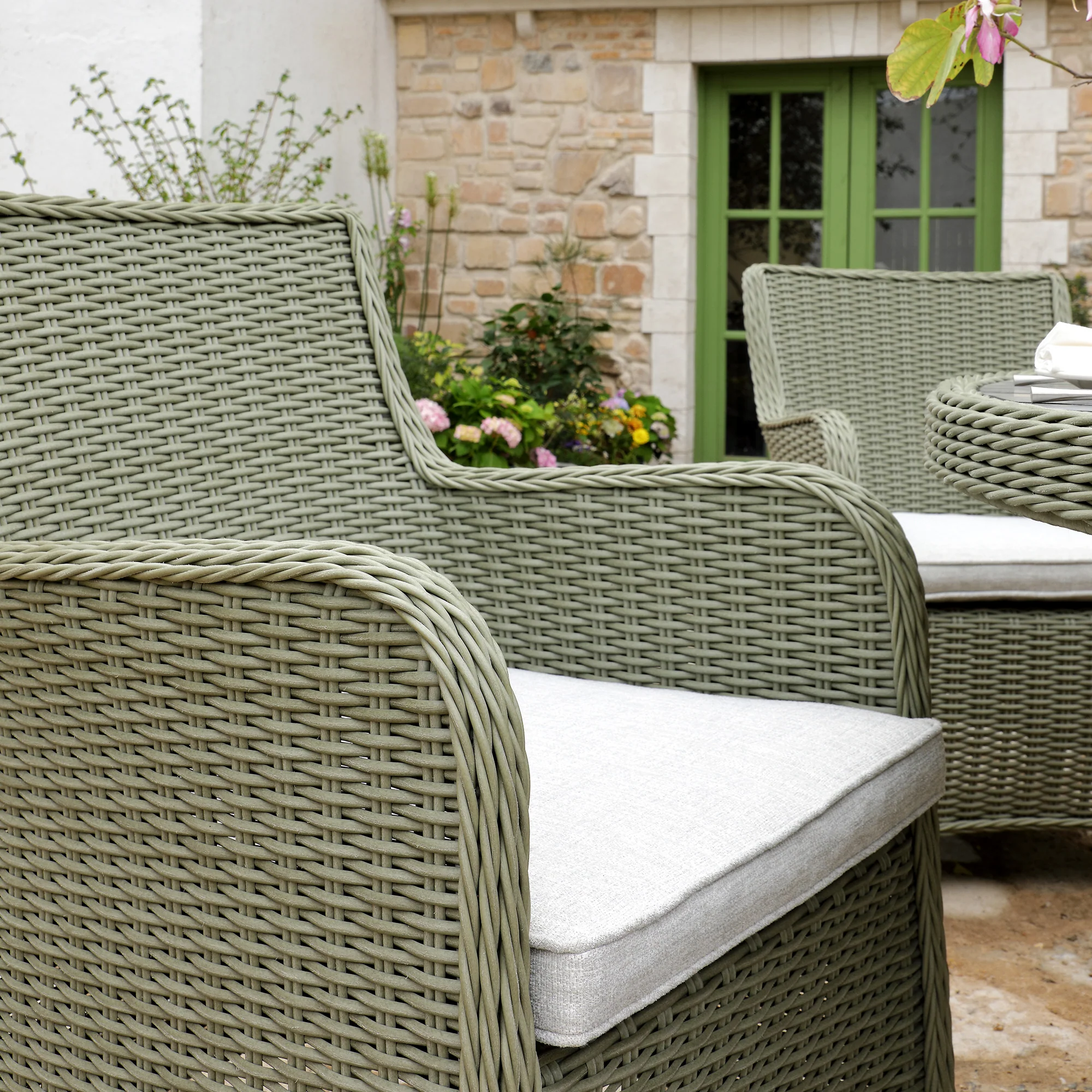Hampshire 6-Seater Round Wicker Rattan Dining Set with Lazy Susan & Ice Bucket, Desert Sage - Image 4