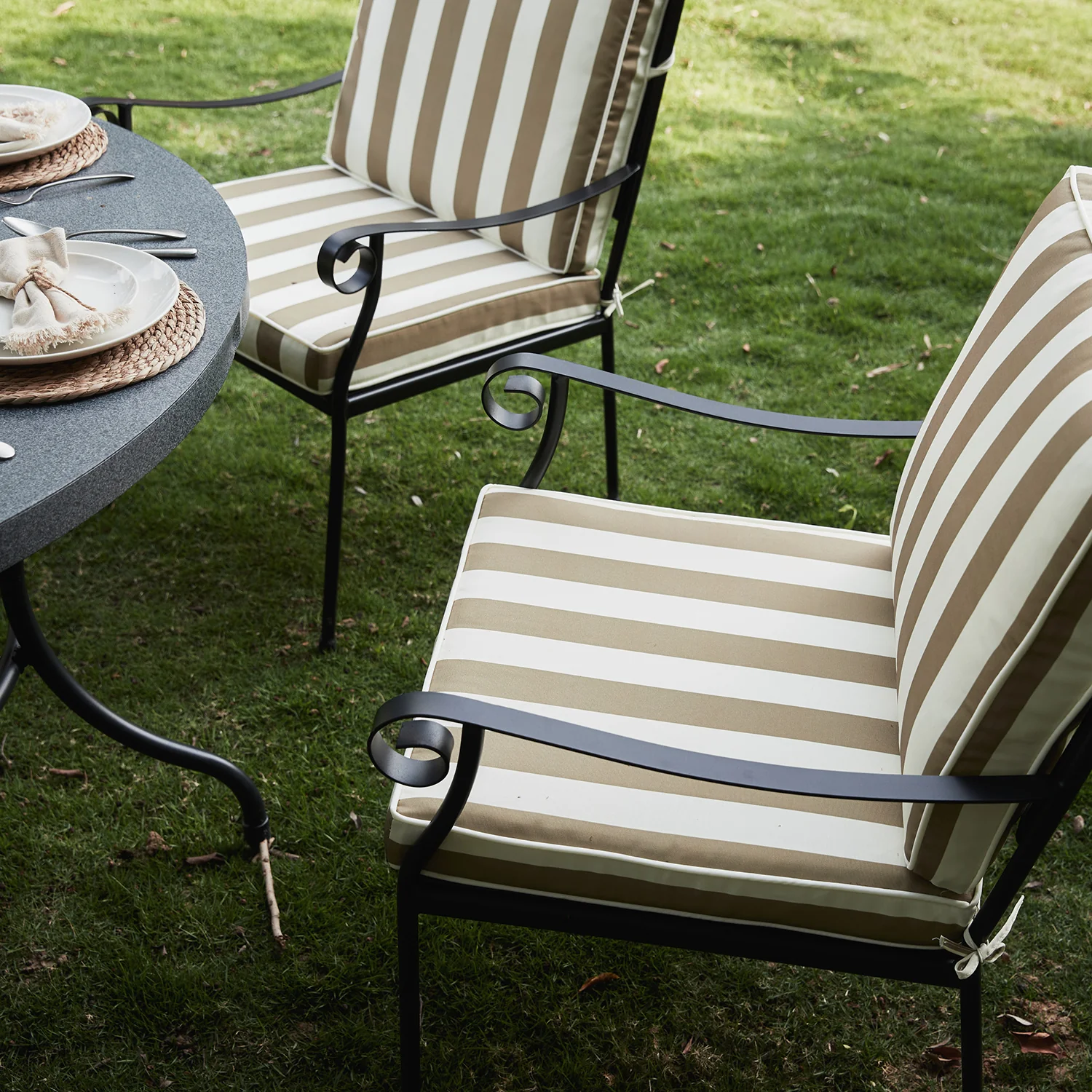 Haymes Indoor and Outdoor Metal 6-Seater Round Dining Set, Khaki Stripe - Image 5