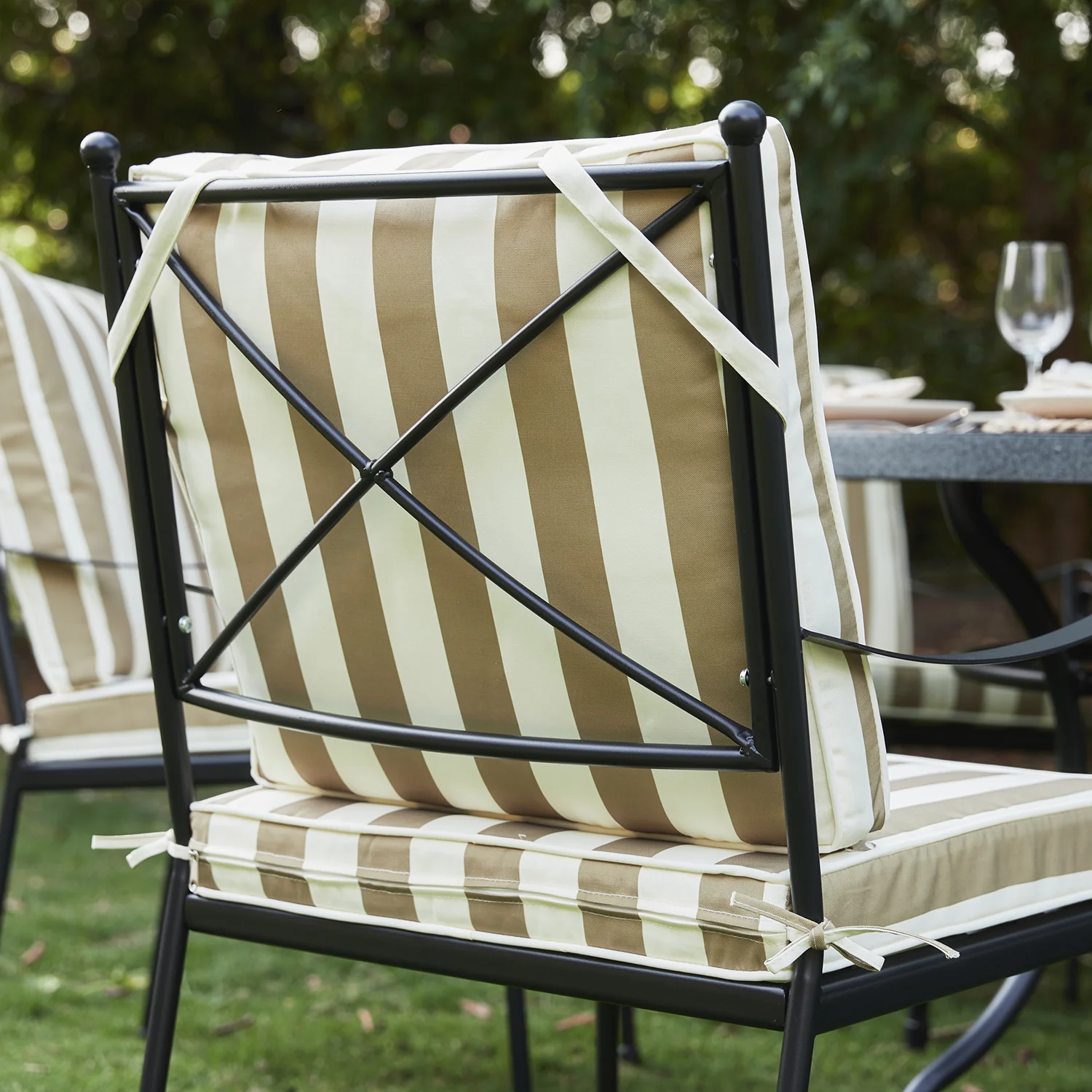 Haymes Indoor and Outdoor Metal 6-Seater Round Dining Set, Khaki Stripe - Image 7
