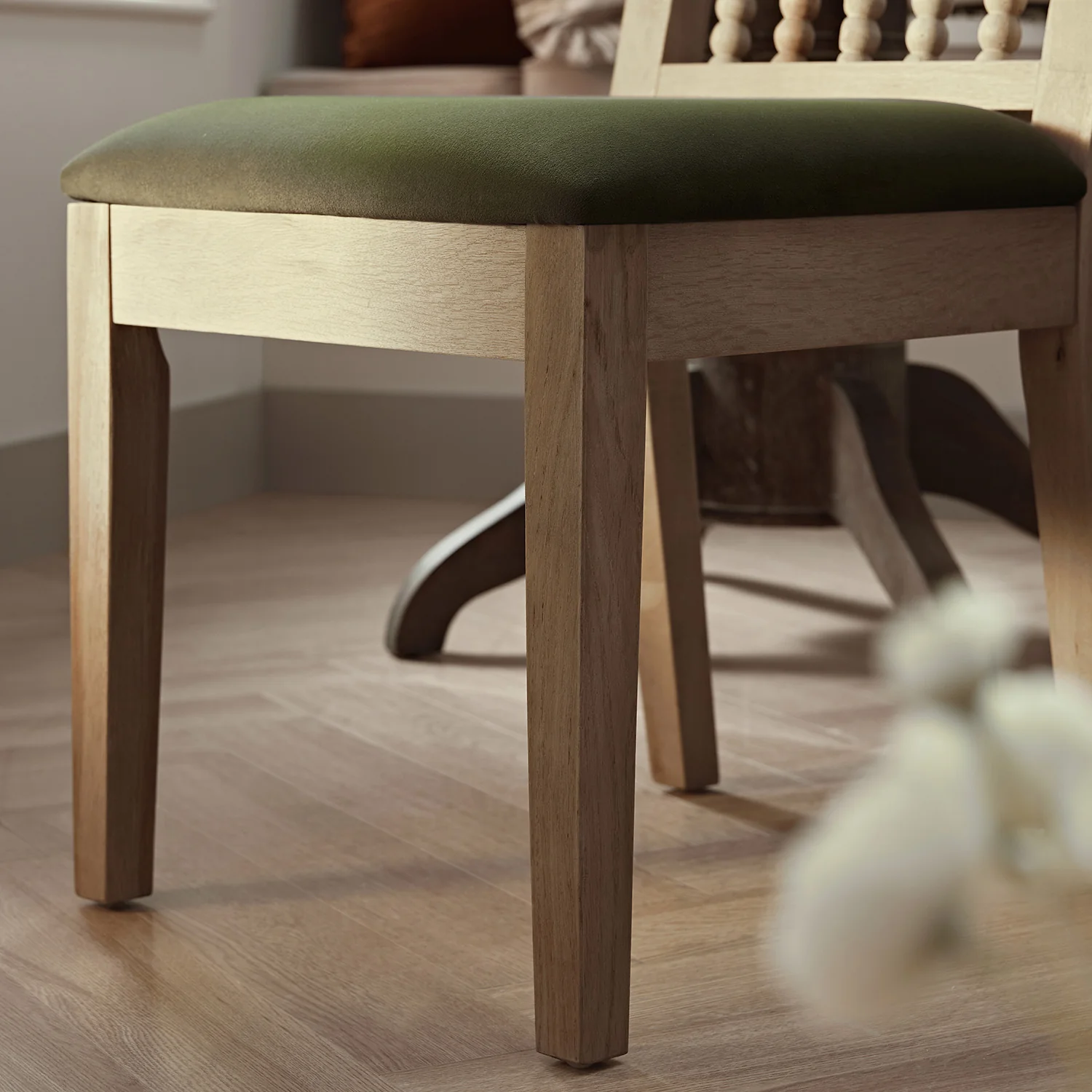 Hemingford Set of 2 Moss Green Velvet Bobbin Spindle Washed Oak Dining Chairs - Image 5