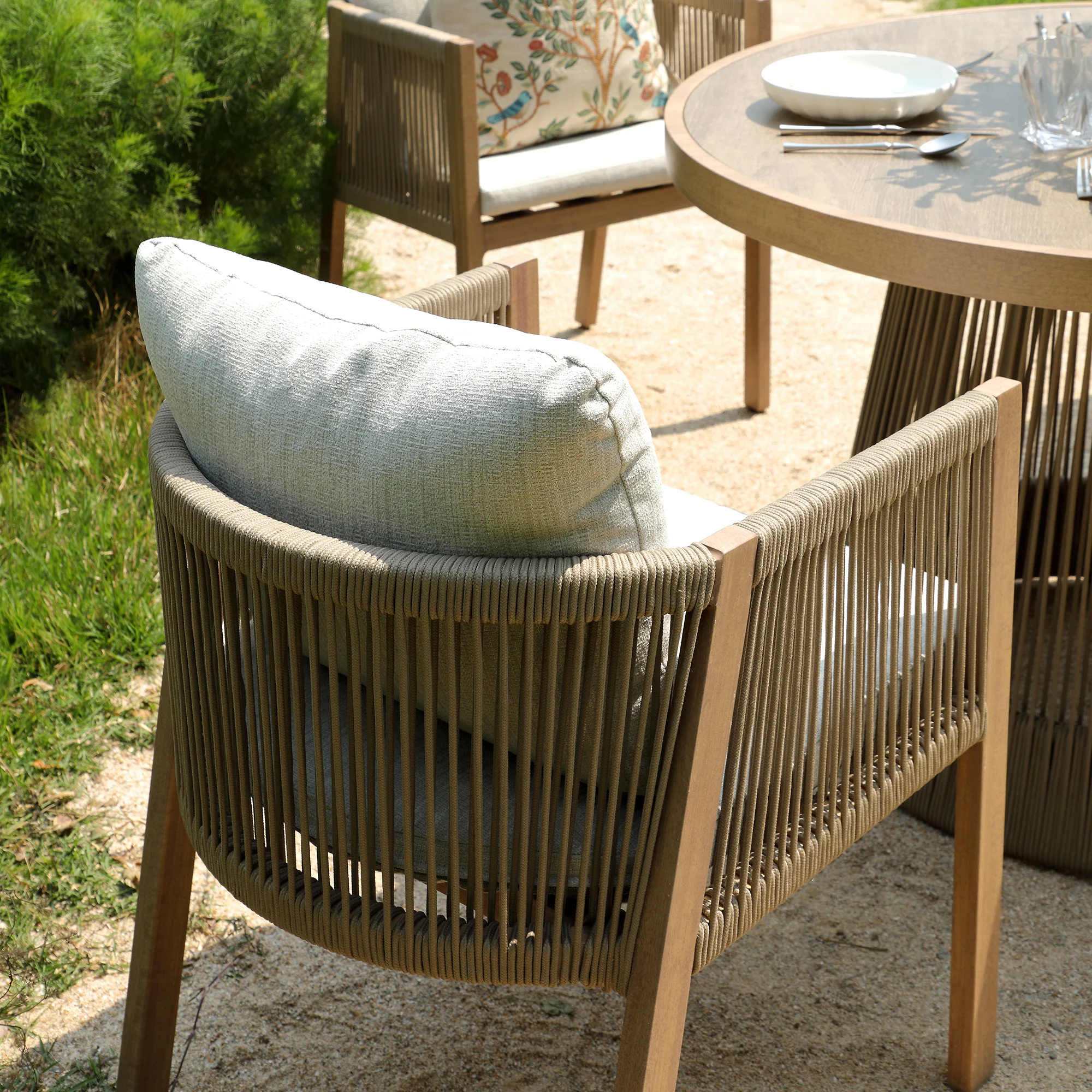Pedra Rope and Aluminium Outdoor 4-Seater Round Dining Set, Natural - Image 5