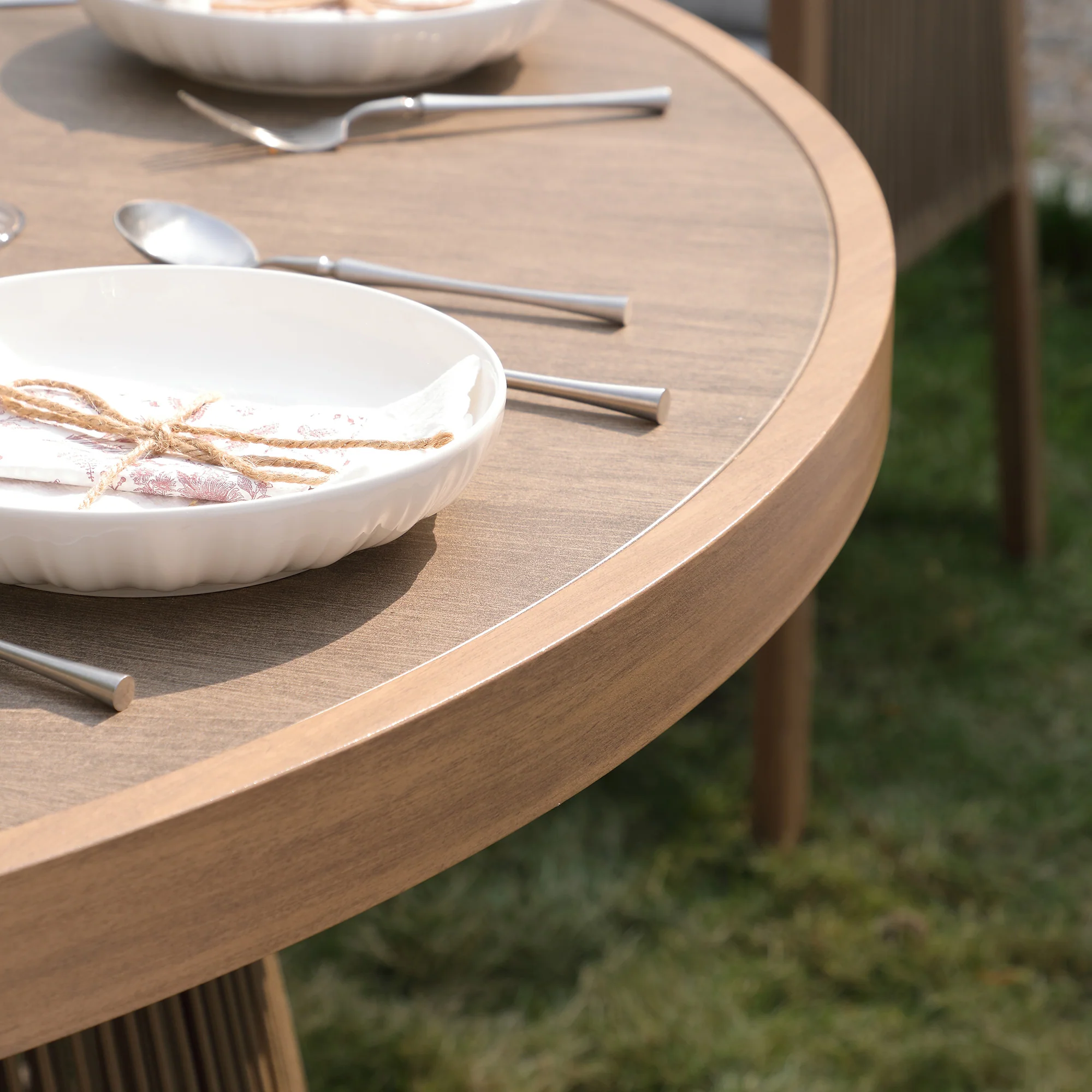 Pedra Rope and Aluminium Outdoor 6-Seater Round Dining Set, Natural - Image 6