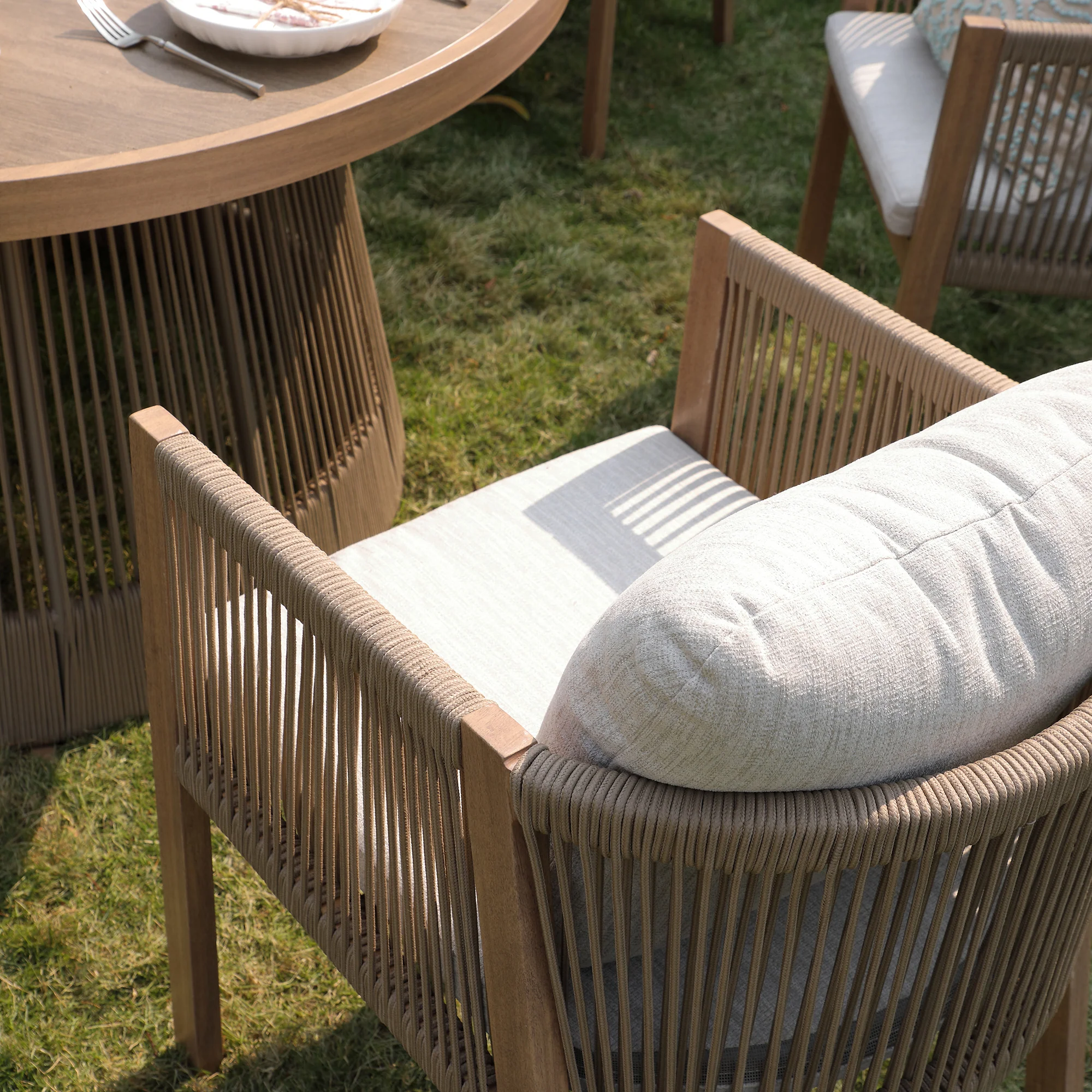 Pedra Rope and Aluminium Outdoor 6-Seater Round Dining Set, Natural - Image 7