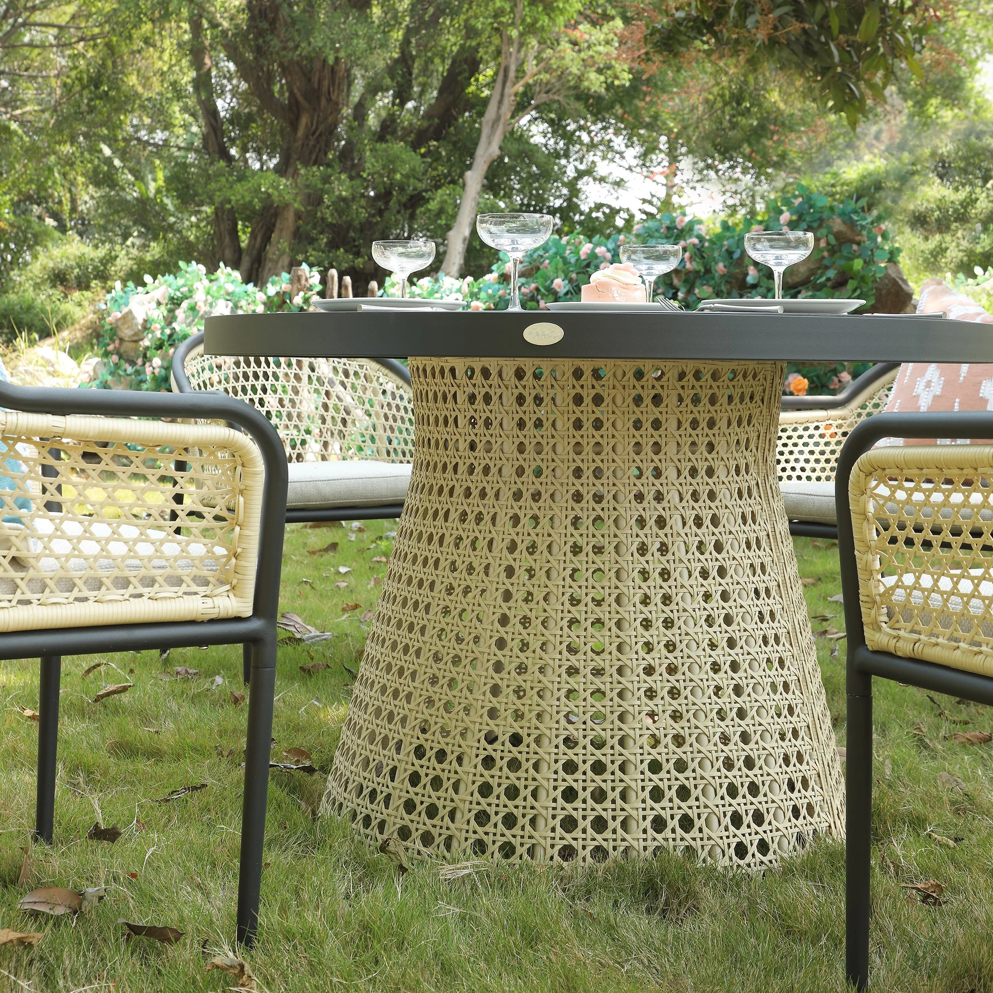 Pienza Outdoor Rattan 4-Seater Round Dining Set, Oatmeal Fabric with Black Frame - Image 5