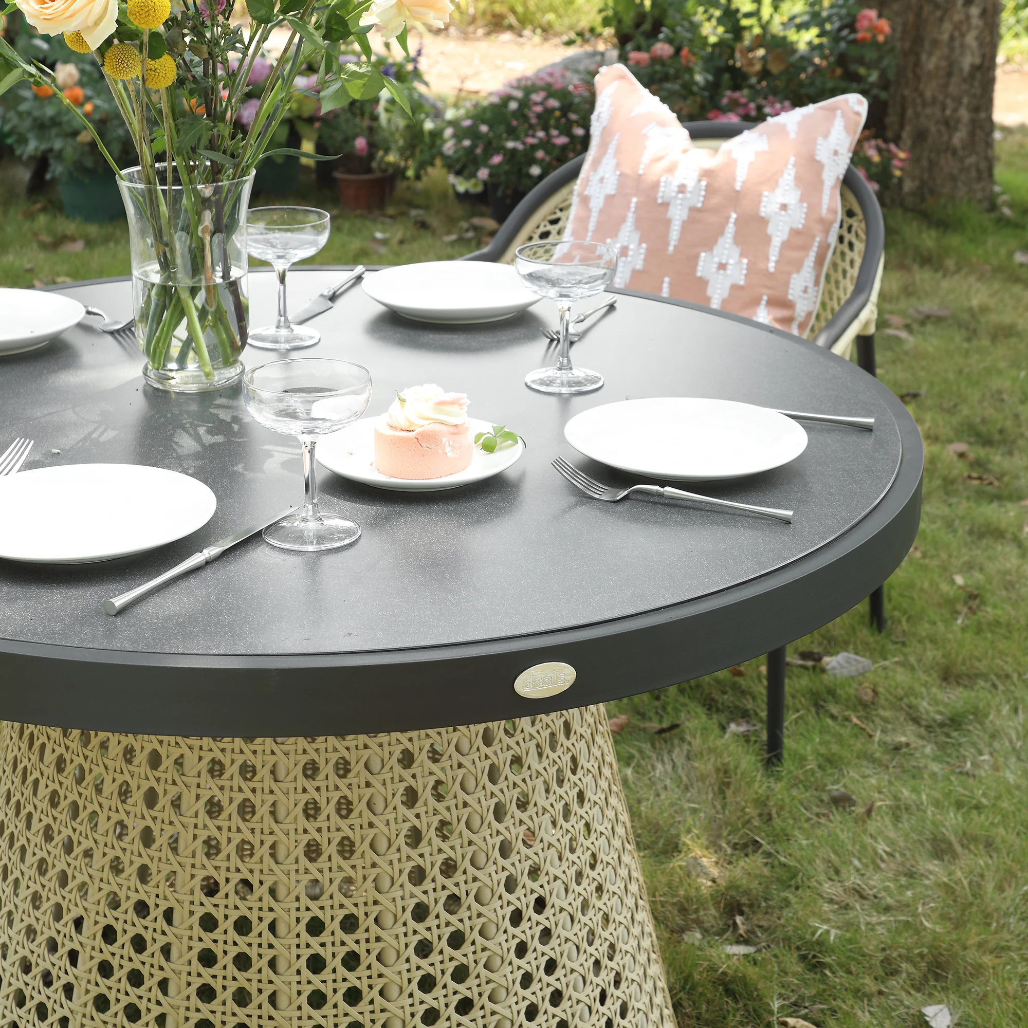 Pienza Outdoor Rattan 4-Seater Round Dining Set, Oatmeal Fabric with Black Frame - Image 7