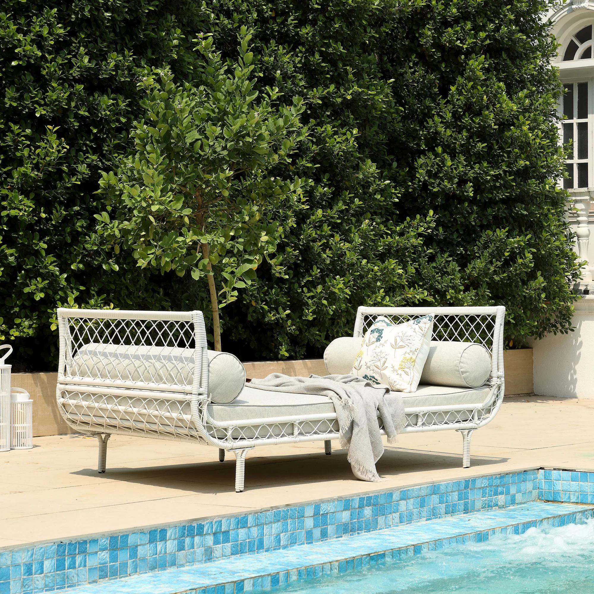 Willowbrook Lattice Weave Rattan Daybed, White - Image 2