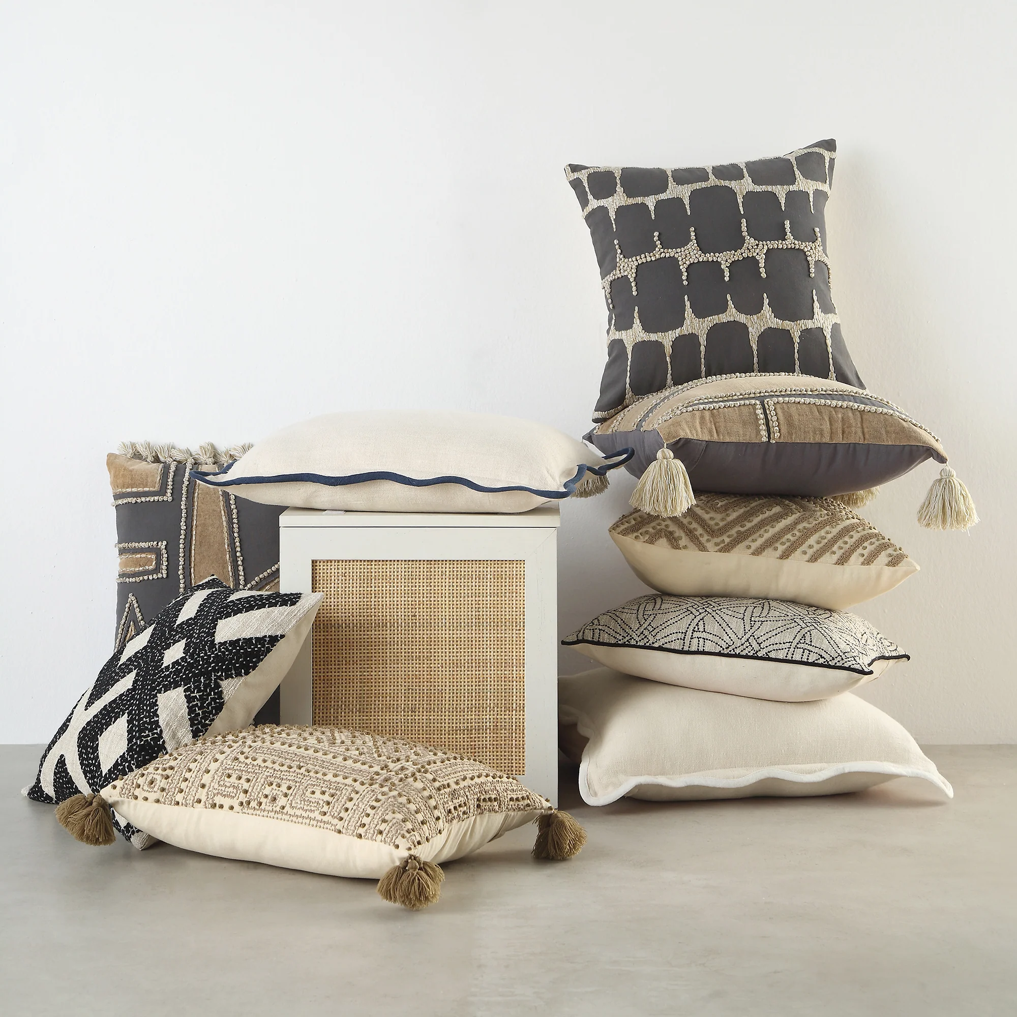 Wylder Collection French Knot Cushion - Image 3